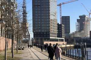 Hafencity Erstbezug: Traumblick auf Elphi und Elbe, Einbauküche, Einbauschrank Ankleide, Schrank Bad – Lucy-Borchardt-Straße 4, 20457 Hamburg – Vorschaubild 1