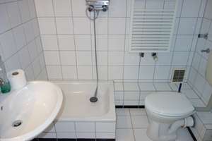 EXKLUSIV AM LESSINGPLATZ HELL + RUHIG RENOVIERT INKL. EINBAUKÜCHE LAMINAT DUSCHBAD 5. ETAGE/OBERBILK – Lessingstraße 61, 40227 Oberbilk, Düsseldorf – Vorschaubild 8