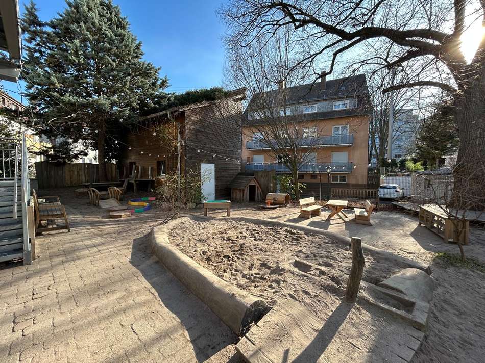 Spielplatz / Grundstück