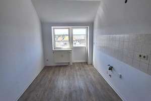 Gemütliche DG 3-Zimmer mit Laminat, Balkon und Wannenbad in ruhiger Lage! EBK mgl. – Zschopauer Platz 9, 9126 Bernsdorf, Chemnitz – Vorschaubild 6