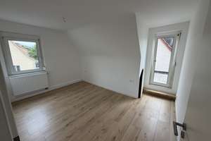 Kernsanierte 3-Zimmer-Wohnung mit Dachterrasse in Stuttgart-Untertürkheim – Sattelstraße 85, 70327 Untertürkheim (Ortsteil), Stuttgart – Vorschaubild 2