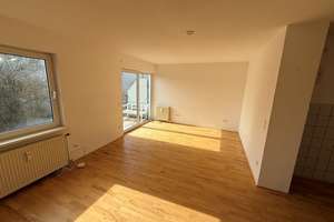 Zentral. Hell. Bezugsfertig mit Einbauküche – 2 Zimmer mit Balkon im Herzen der Stadt