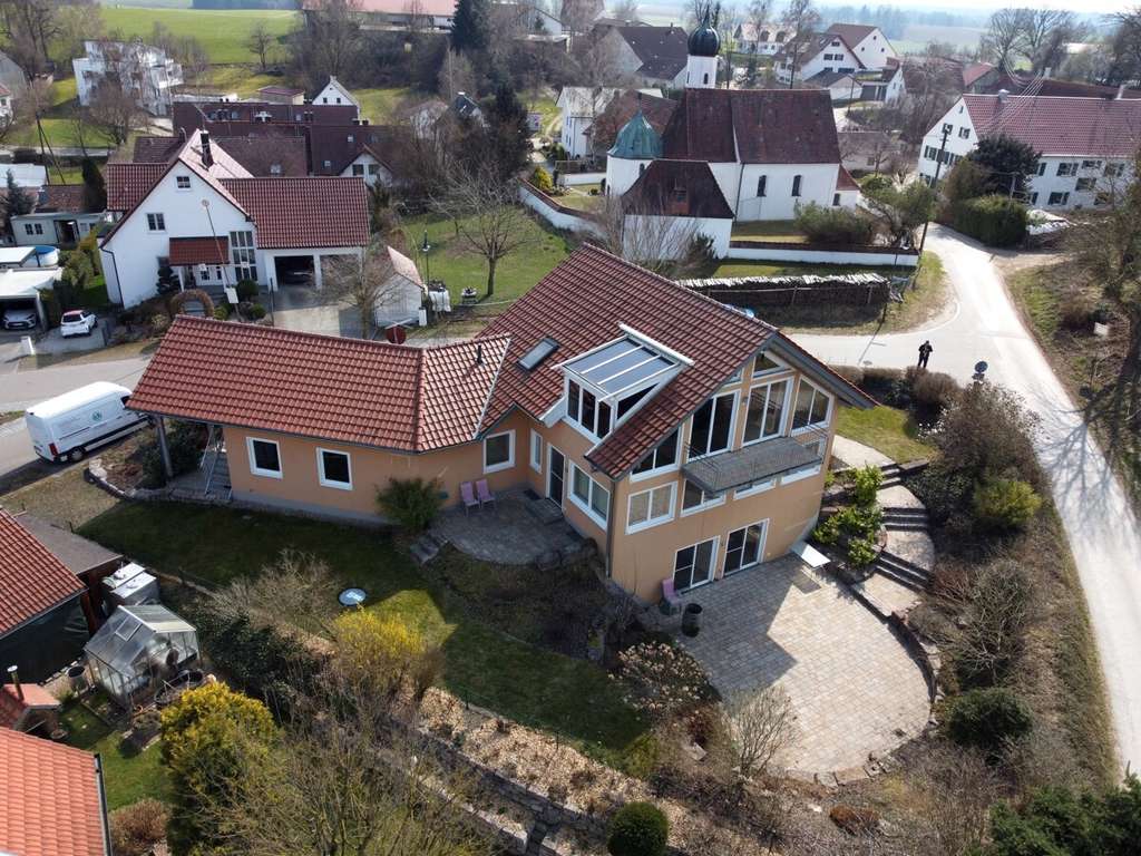 Immobilie in Adelzhausen - Sofort frei! Ortsrand! Großzügiges Architektenhaus mit Ausbaupotential an der A8/Adelzhausen - Bild 2