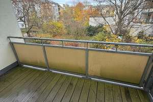 Großzügige 2-Zimmer mit neuem Laminat, Dusche und Balkon in ruhiger Lage!