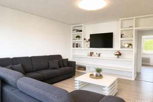 Stilvolle 2 Zimmer-Wohnung mit Balkon, TG-Stellplatz und Schwimmbad in Top-Lage - München Perlach