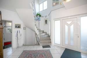 Großzügiges Zuhause am Feldrand -ideal auch für die große Familie – Die vollständige Adresse der Immobilie erhältst du vom Anbieter., 63322 Rödermark – Vorschaubild 2