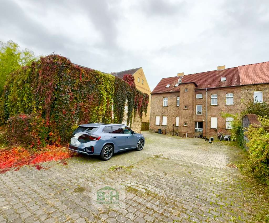 Immobilie in Bitterfeld-Wolfen - Mehrfamilienhaus mit eigener Zufahrt, Garage & Stellplätzen – attraktives Renditeobjekt in Bitterfel - Bild 0