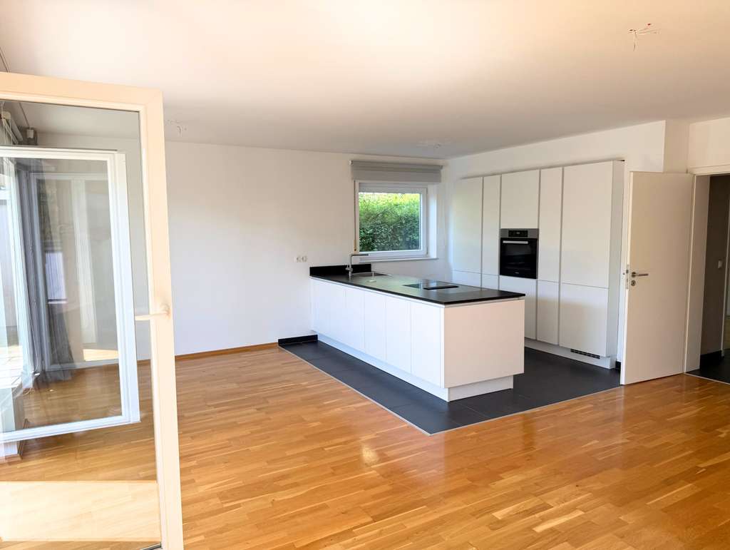 WOHLFÜHLOASE MIT STIL – 3-Zimmer-Erdgeschoss-Wohnung mit Einbauküche, Terrasse und TG-Stellplatz