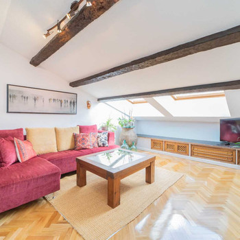 HOGARES VILLAVICIOSA DE ODÓN verkauft exklusiv eine spektakuläre WOHNUNG im Zentrum der Gemeinde.