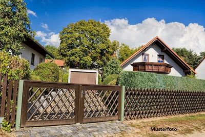 Freistehendes Einfamilienhaus nebst Garten und Garage