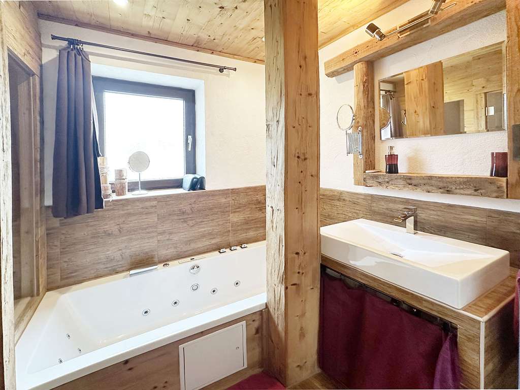 Immobilie in Inzell - Uriges möbliertes Ferienchalet, 58 m2 große 2-Zimmer Wohnung mit 2 Terrassen und TG in Inzell - Bild 3