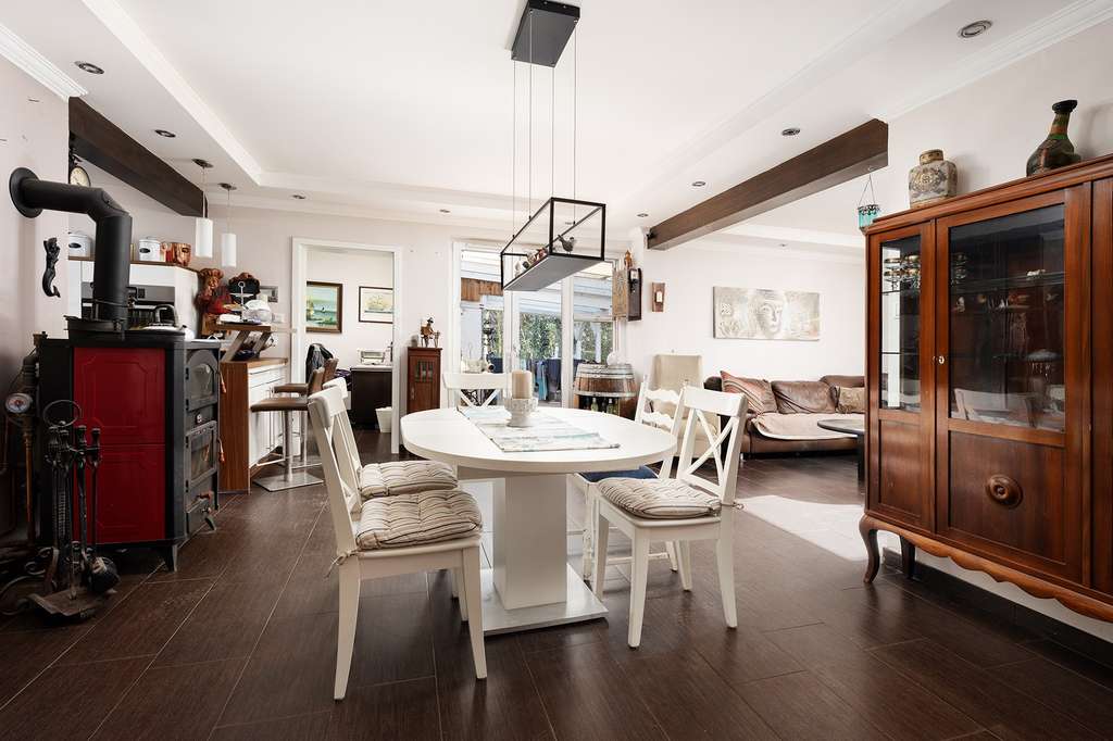 Immobilie in Ritterhude - Ritterhude// Modernisiertes Einfamilienhaus mit Pool, Bachlauf und 755 m² Grundstück - Bild 2