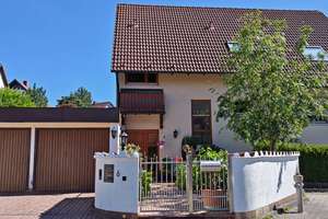 Freistehendes Zweifamilienhaus mit Einliegerwohnung zu verkaufen