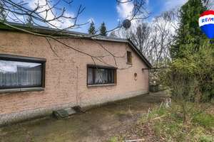 Bungalow und Garage auf großem Grundstück in Berlin-Karow