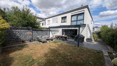 Modernisiertes Eckhaus mit Terrasse, Garten und zusätzlichem Platz im Keller