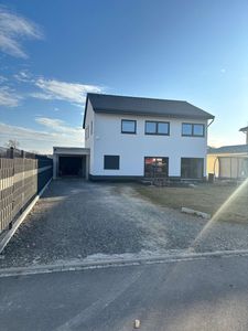 SCHÖNES EINFAMILIENHAUS MIT GENÜGEND PLATZ FÜR DIE GANZE FAMILIE IM GRÜNEN NAUNHOF