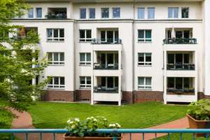 Bezugsfreie Wohnung in grüner Wohnlage von Steglitz: Perfekter Grundriss mit sonnigem Balkon! – Leonorenstraße 20, 12247 Lankwitz, Berlin – Vorschaubild 12