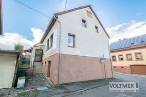 POTENZIAL - Einfamilienhaus mit zwei Garagen, einer Dachterrasse und kleinem Garten in Schiffweiler! – Die vollständige Adresse der Immobilie erhältst du vom Anbieter., 66578 Schiffweiler – Vorschaubild 2