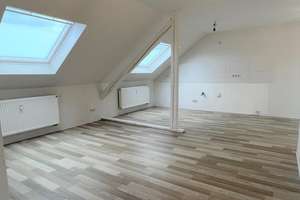 * charmante DACHGESCHOSS 2 ZKG Wohnung mit gemütlichen Holzbalken * Abstellkammer * Ohne Aufzug