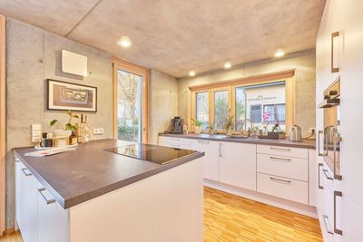 Natürlich wohnen: Erdgeschosswohnung im KfW-40-Plus-Architektenhaus