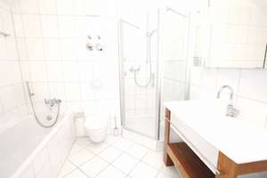 Lichtdurchflutete 3-Zimmer-Dachgeschosswohnung mit Balkon, hochwertiger Einbauküche und zwei Bädern – Heßstr. 6, 80799 Am alten nördlichen Friedhof, München – Vorschaubild 10