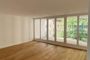 Modernisierte 4-Zimmer-Wohnung mit 140 m², zwei Balkonen, Aufzug & Stellplatz
