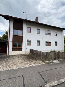 Großes Zweifamilienhaus mit Doppelgarage, Garten und großem DG