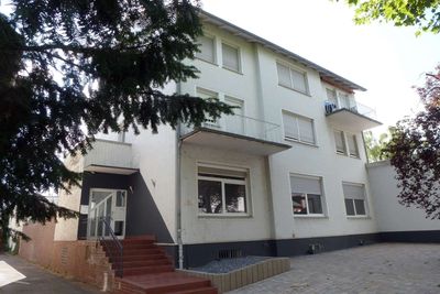 Zentrale Lage in der Südstadt!  Tolle OG-Wohnung komplett renoviert,  mit PKW-Stellplatz in Hof!
