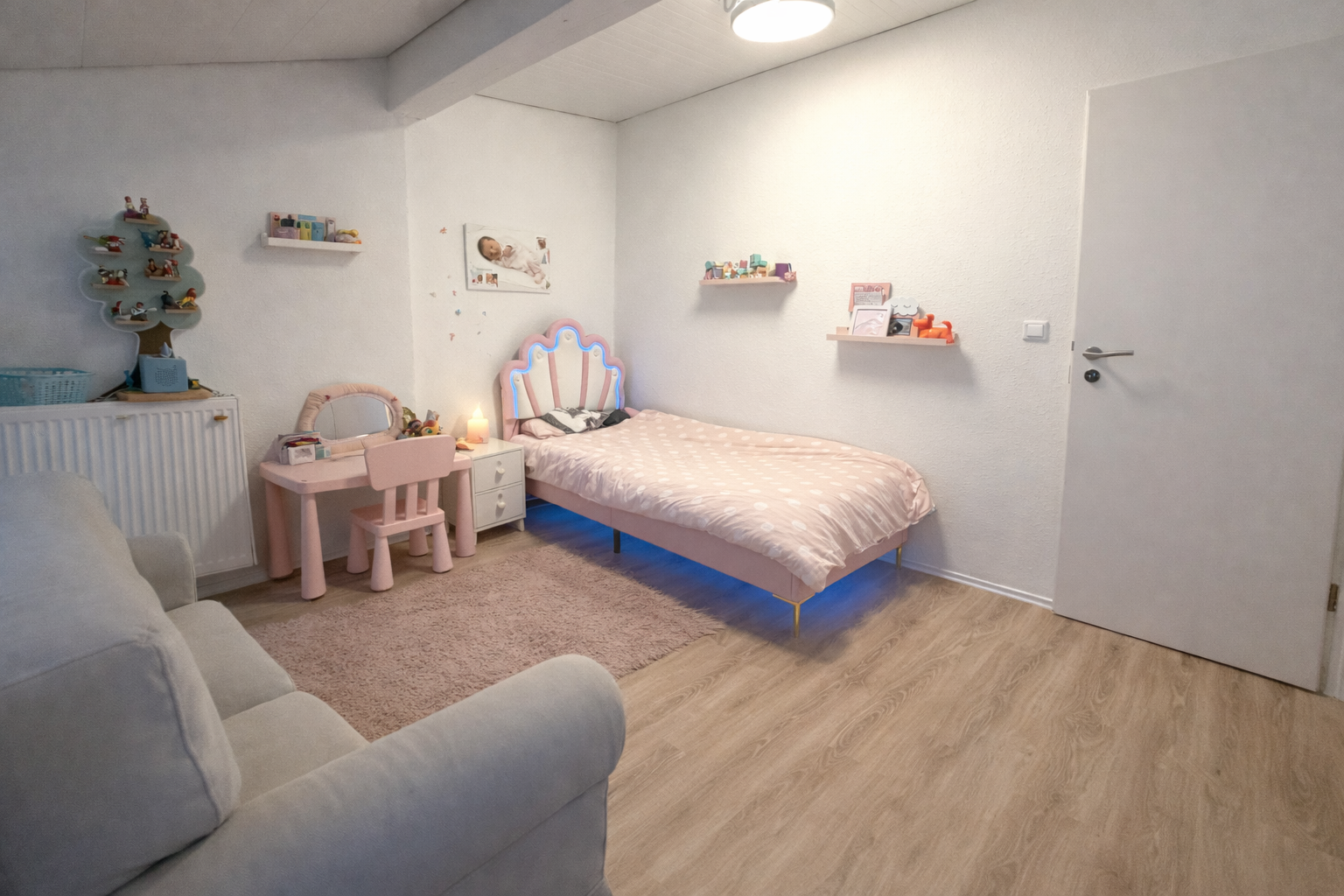 Immobilie in Grävenwiesbach - !! Raumwunder !! Modernisiertes RMH mit 6 Zimmern, Balkonen mit Blick, Garage und Garten - Bild 14