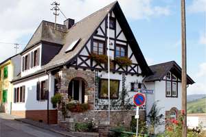 Großzügiges Haus mit Wintergarten, sep. Gebäudeteil mit  eigenem Eingang, PKW Stellplätze – Die vollständige Adresse der Immobilie erhältst du vom Anbieter., 65385 Rüdesheim am Rhein – Vorschaubild 1