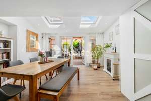 Gepflegtes EFH mit Einbauküche, Terrasse – modernisiert, lichtdurchflutet und gemütlich – Die vollständige Adresse der Immobilie erhältst du vom Anbieter., 70794 Filderstadt – Vorschaubild 2