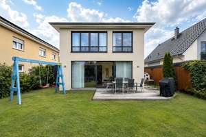 Modernes Familienhaus mit hochwertiger Ausstattung, großzügigem Raumangebot und unverbautem Grünb