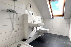 gemütliche Dachgeschoss Wohnung mit nagelneuem Badezimmer!