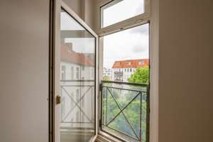 Attraktives Apartment: Bezugsfreie Wohnung, modernes Tageslicht-Badezimmer, lichtdurchflutet & hell – Rennbahnstrasse 25, 13086 Weißensee, Berlin – Vorschaubild 1