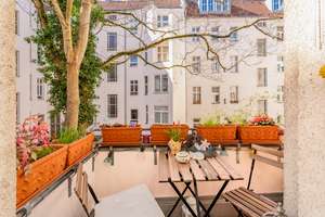 Im Herzen Friedenaus! Ruhige Altbau-Wohnung; 2 Zimmer, neue Küche, Stuck, Holzdielen, Balkon.
