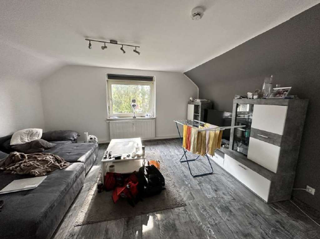 Vermietete 2,5-Zimmer-Dachgeschosswohnung mit Einbauküche