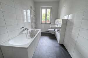 Die Wohnung wird aktuell noch für Sie saniert - Bad mit Dusche und Fußbodenheizung – Erich-Thiele-Str. 4, 4158 Leipzig – Vorschaubild 6