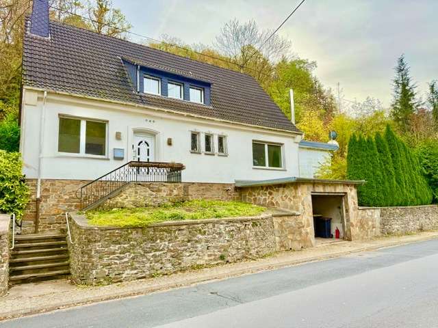 Ihr neues Zuhause im Herzen des Urlaubsortes Monreal &ndash; teilrenoviertes EFH mit viel Platz!