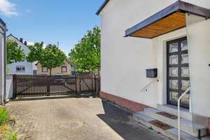 Charmantes älteres Haus im Herzen von Neureut – Die vollständige Adresse der Immobilie erhältst du vom Anbieter., 76149 Neureut, Karlsruhe – Vorschaubild 2