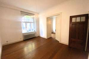 Herrliche Altbauwohnung: große Wohnküche, Original-Dielenböden, hohe Decken, top saniertes Bad