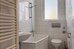Attraktive Wohnung mit Balkon und Sondernutzungsrecht an 6 Garagen – Gollanczstr. 27B, 13465 Frohnau, Berlin – Vorschaubild 2