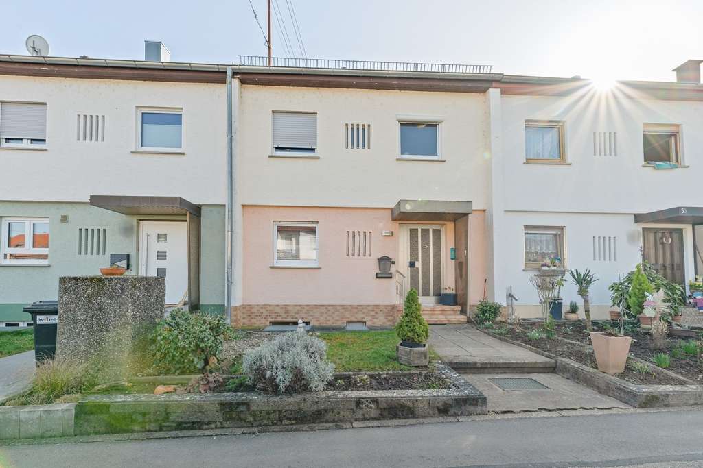 Immobilie in Unterensingen - Gepflegtes Reihenmittelhaus mit Einzelgarage in ruhiger Lage von Unterensingen - Bild 0