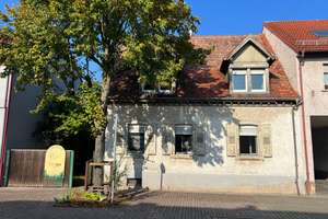 Zweifamilienhaus im Dornröschenschlaf und Grundstück mit Potenzial! Bebauung in 2. Reihe denkbar – Die vollständige Adresse der Immobilie erhältst du vom Anbieter., 76676 Graben-Neudorf – Vorschaubild 1