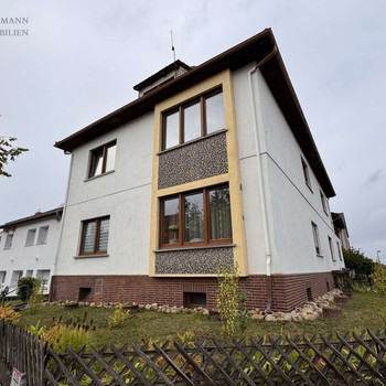 Immobilie mit hervorragender Substanz und viel Platz, inklusive 4 Garagen!