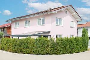 Creme de la Creme: Neuwertiges Einfamilienhaus mit 2 Einfahrten, eine Garage, PV und Solaranlage  – Die vollständige Adresse der Immobilie erhältst du vom Anbieter., 87439 Heiligkreuz/Neuhausen, Kempten (Allgäu) – Vorschaubild 1