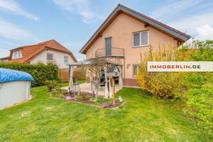 IMMOBERLIN.DE - Adrettes Haus mit Südterrassen in familienfreundlicher Lage im Berliner Speckgürtel – Die vollständige Adresse der Immobilie erhältst du vom Anbieter., 12526 Bohnsdorf, Berlin – Vorschaubild 3
