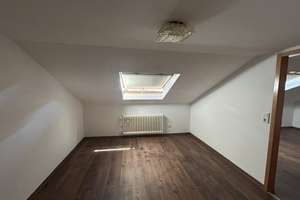 Gemütliche 2-Zimmer-Dachstudiowohnung! – Die vollständige Adresse der Immobilie erhältst du vom Anbieter., 63834 Sulzbach am Main – Vorschaubild 2
