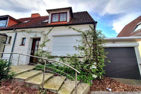Charmante Doppelhaushälfte mit Einzelgarage