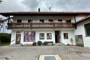 Platz für Familie, Mieter oder Ideen: 3 Wohnungen + Ladengeschäft + Gewerbe auf großem Grundstück – Die vollständige Adresse der Immobilie erhältst du vom Anbieter., 94375 Stallwang – Vorschaubild 1