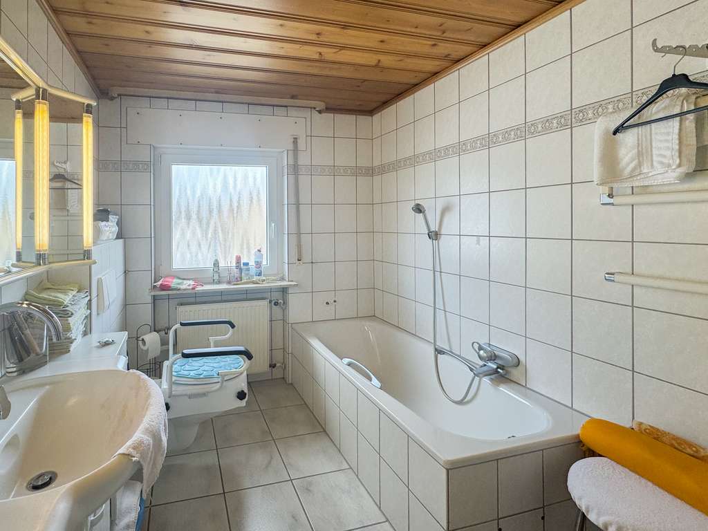 Immobilie in Riedstadt - Großzügiges und gepflegtes Zweifamilienhaus mit Garten, Terrasse, und Garagen sowie Ausbaupotenzial - Bild 4